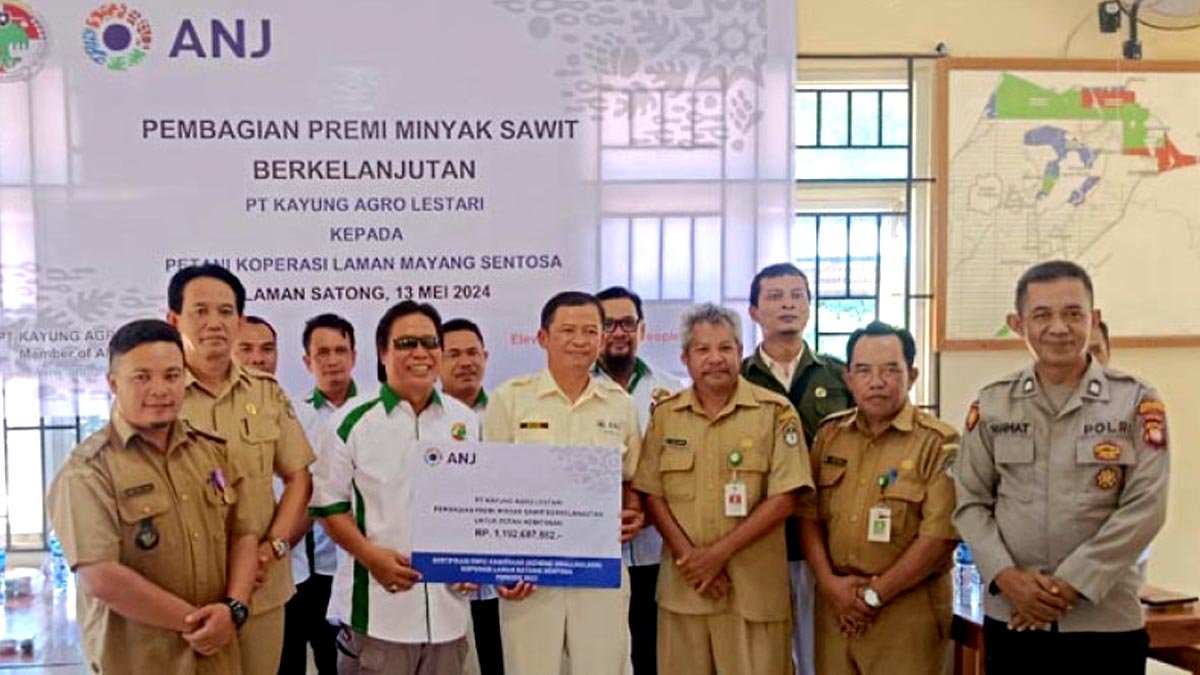 PT Kayung Agro Lestari Awards Koperasi LMS for Sustainable Palm Oil Practices palm oil magazine