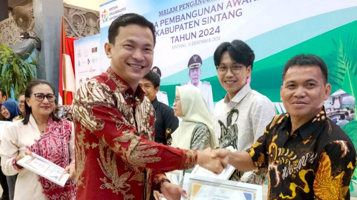 Solidaridad Receives Two Awards from Sintang Regency Government, West Kalimantan Palm Oil Magazine