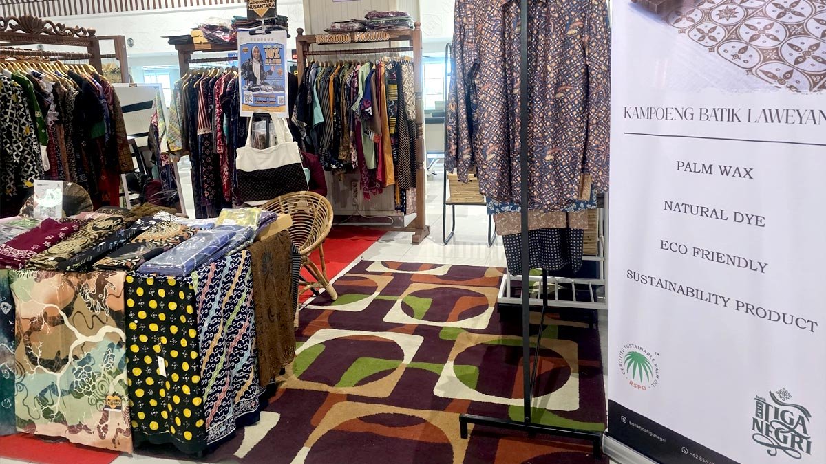 Palm-Based Batik by FPKBL Showcased at Adi Sumarmo Airport, Solo Palm Oil Magazine