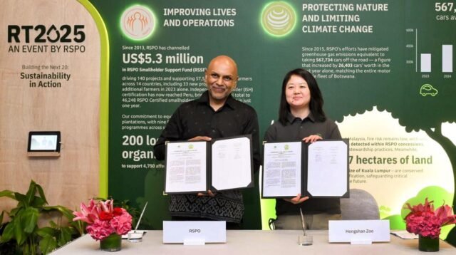 RSPO CEO Joseph D’Cruz and Bai Yali, Deputy Director of the Nanjing Hongshan Forest Zoo Management Office