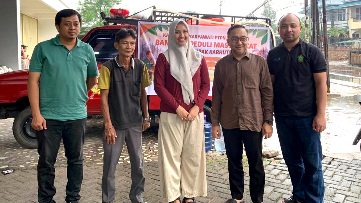 PTPN IV PalmCo Steps Up Kalimantan Fire Response With Water, Masks and 594 Safety Units Palm Oil Magazine